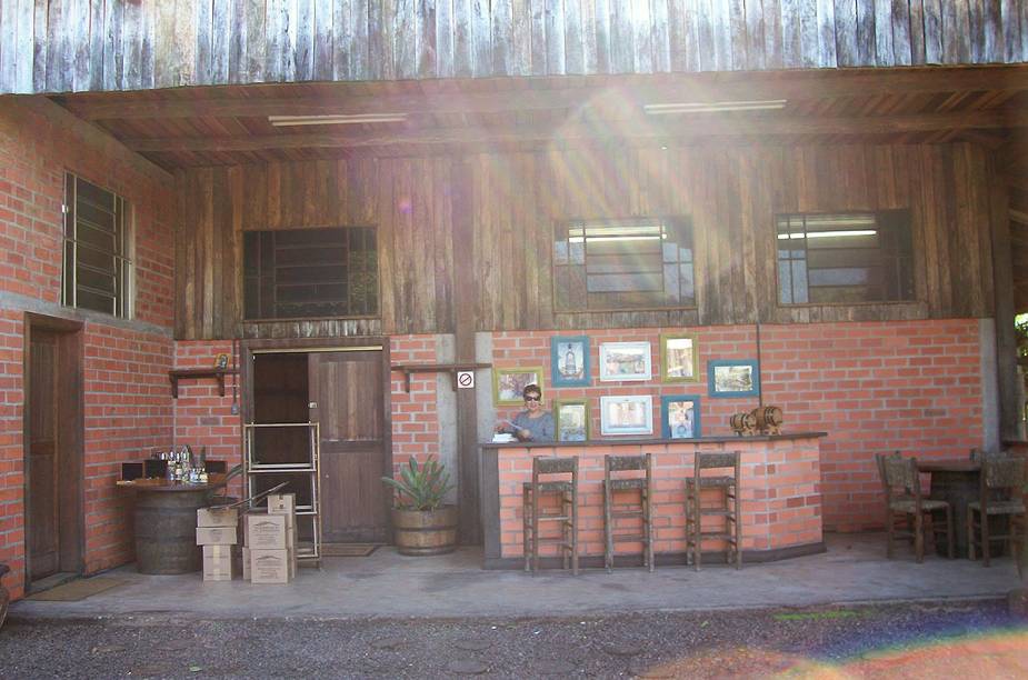 O <a href="https://viajeaqui.abril.com.br/estabelecimentos/br-rs-capao-da-canoa-atracao-alambique-espraiado" target="_blank">Alambique Espraiado</a> é conhecido pela produção da cachaça Bento Albino, mas o negócio é tocado por três mulheres: Luzia (foto), Márcia e Lorenza. Cachaça branca e pinga de dois e quatros anos são comercializadas no engenho. O <a href="https://viajeaqui.abril.com.br/estabelecimentos/br-rs-capao-da-canoa-atracao-alambique-espraiado" target="_blank">Alambique Espraiado</a> é conhecido pela produção da cachaça Bento Albino, mas o negócio é tocado por três mulheres: Luzia (foto), Márcia e Lorenza. Cachaça branca e pinga de dois e quatros anos são comercializadas no engenho.