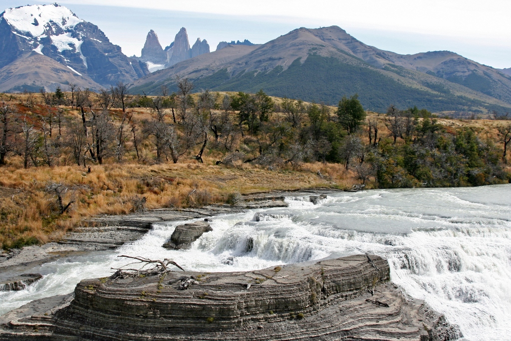 Cascata no rio Paine, com as torres de granito ao fundo