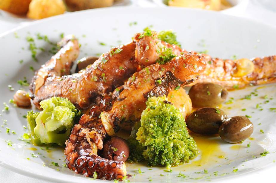 Polvo à Lagareiro, feito com batatas ao murro, alho laminado, azeite e coentro, da chef Ilda Vinagre, do restaurante <a href="https://viajeaqui.abril.com.br/estabelecimentos/br-sp-sao-paulo-restaurante-a-bela-sintra" rel="A Bela Sintra" target="_blank">A Bela Sintra</a>, em <a href="https://viajeaqui.abril.com.br/cidades/br-sp-sao-paulo/" rel="São Paulo" target="_blank">São Paulo</a> Polvo à Lagareiro, feito com batatas ao murro, alho laminado, azeite e coentro, da chef Ilda Vinagre, do restaurante <a href="https://viajeaqui.abril.com.br/estabelecimentos/br-sp-sao-paulo-restaurante-a-bela-sintra" rel="A Bela Sintra" target="_blank">A Bela Sintra</a>, em <a href="https://viajeaqui.abril.com.br/cidades/br-sp-sao-paulo/" rel="São Paulo" target="_blank">São Paulo</a>