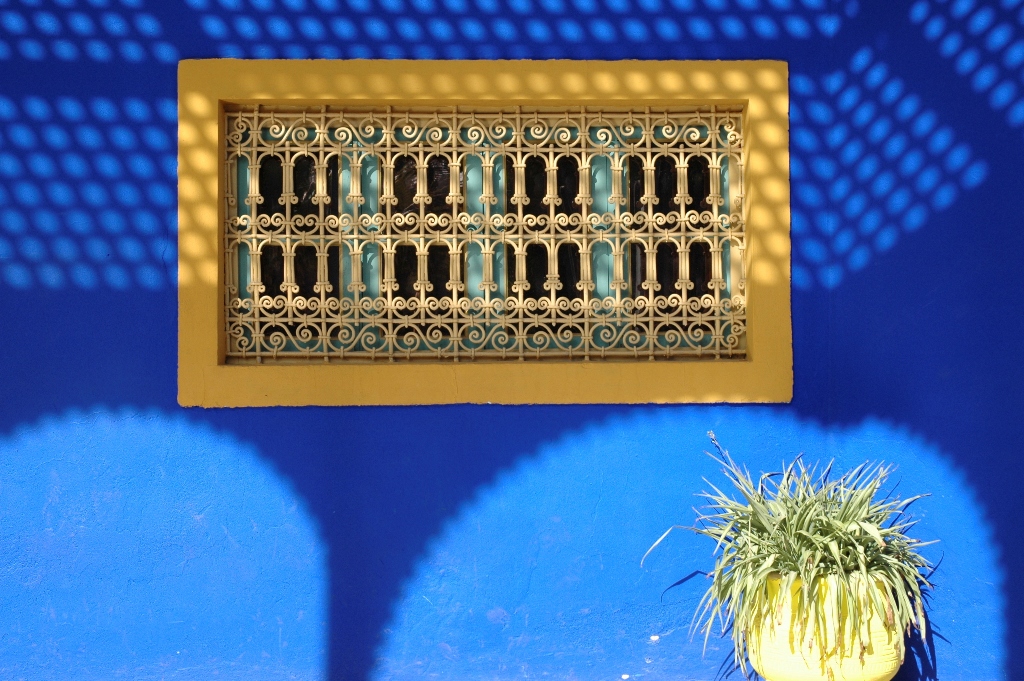 No começo do século 20, o pintor francês Jacques Majorelle se instalou em Marrakesh, construindo um amplo e diversificado jardim com plantas de todo o mundo. Por todos os cantos percebem-se jogos de luz e sombra e fascinantes combinações cromáticas que atrairam a atenção de Yves Saint-Laurent, que adquiriu a propriedade nos anos 80