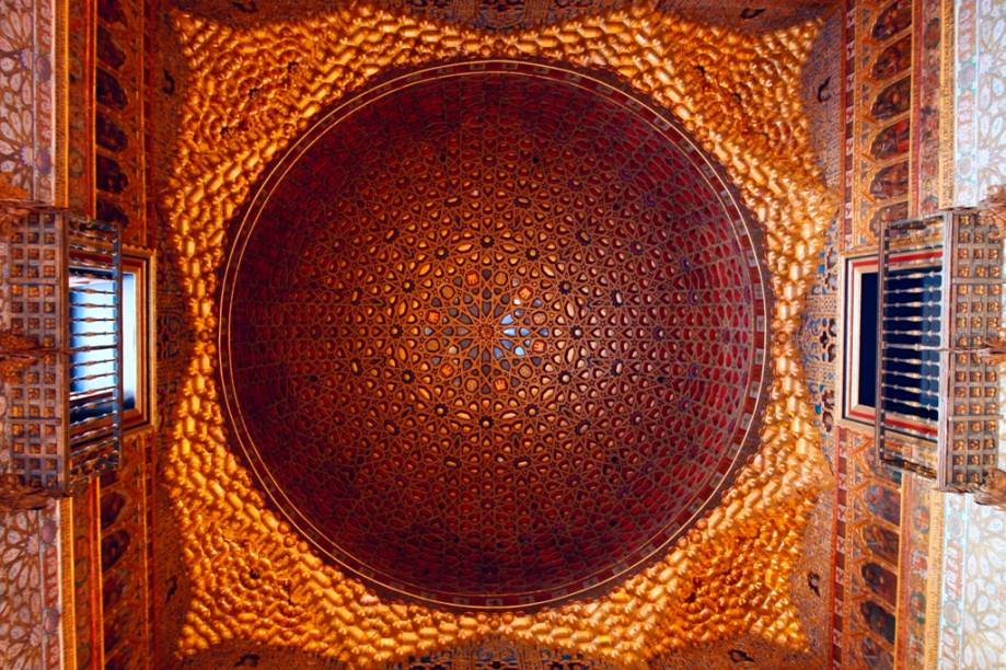 <strong>Elementos Geométricos e Ciência</strong> Enquanto boa parte da Europa medieval caçava seus cientistas e pensadores, o Islã proporcionava ampla liberdade para que matemáticos, astrônomos e físicos elaborassem teorias complexas e soluções aplicadas. Da álgebra aos padrões dos azulejos, o mundo islâmico influenciou de forma positiva a cultura ibérica e de toda a Europa <strong>Elementos Geométricos e Ciência</strong> Enquanto boa parte da Europa medieval caçava seus cientistas e pensadores, o Islã proporcionava ampla liberdade para que matemáticos, astrônomos e físicos elaborassem teorias complexas e soluções aplicadas. Da álgebra aos padrões dos azulejos, o mundo islâmico influenciou de forma positiva a cultura ibérica e de toda a Europa