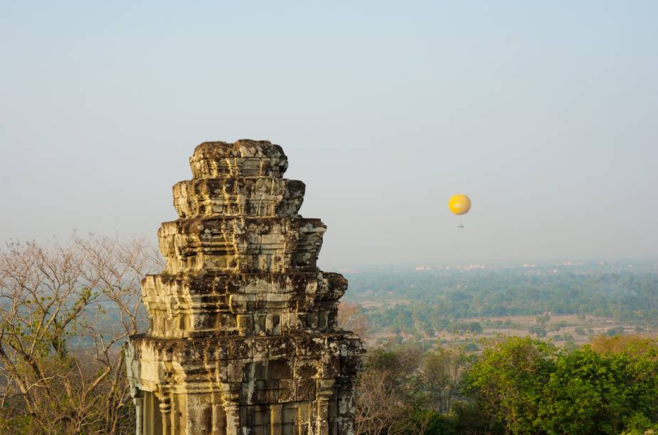 Não é exatamente um passeio de balão, mas vale a pena. O balão em Angkor Wat, no <a href="https://beta-develop.viagemeturismo.abril.com.br/paises/camboja/">Camboja</a>, fica preso a um cabo, sobe até 200 metros, e não tem uma cesta de vime. A base onde os turistas ficam é circular e tem o interior vazado. Apesar de o balão não sair ao sabor do vento cambojano, a visão aérea de um dos maiores complexos religiosos do mundo proporciona uma experiência inesquecível.