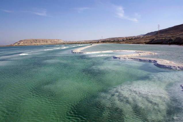 Localizado a 416 metros abaixo do nível do mar, o Mar Morto é o ponto mais baixo da Terra. Suas águas, que se estendem por territórios de Israel, Jordânia e Palestina, são quase dez vezes mais salgadas que as dos oceanos, o que permite flutuar sem nenhum esforço Localizado a 416 metros abaixo do nível do mar, o Mar Morto é o ponto mais baixo da Terra. Suas águas, que se estendem por territórios de Israel, Jordânia e Palestina, são quase dez vezes mais salgadas que as dos oceanos, o que permite flutuar sem nenhum esforço