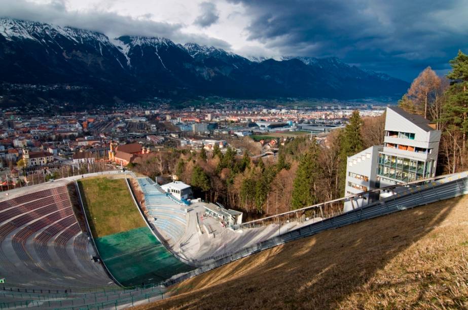 A rampa de salto de esqui em Bergisel, em Innsbruck, foi utilizada nos Jogos Olímpicos de Inverno de 1964 e 1976. Uma mais moderna, projetada pela arquiteta iraniana Zaha Hadid, foi inaugurada em 2003. O local também sedia uma das etapas do torneio Four Hills