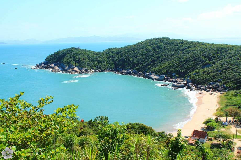 <a href="https://viajeaqui.abril.com.br/cidades/br-sc-bombinhas" rel="BOMBINHAS" target="_blank"><strong>BOMBINHAS </strong></a>A 70 km de <a href="https://viajeaqui.abril.com.br/cidades/br-sc-florianopolis" rel="Floripa" target="_blank">Floripa</a>, Bombinhas tem mar tranquilo, bom para famílias. Mas a transparência das águas fez do balneário um destino também de mergulho, cujo point é a <a href="https://viajeaqui.abril.com.br/estabelecimentos/br-sc-bombinhas-atracao-mergulho-na-ilha-do-arvoredo" rel="Ilha do Arvoredo" target="_blank">Ilha do Arvoredo</a>. Estas cinco noites são na <a href="https://www.viladobosque.com.br/pousada_bombinhas_santa_catarina/" rel="Vila do Bosque" target="_blank">Vila do Bosque</a> (foto), pousada três-estrelas com chalés num jardim e café da manhã servido no quarto.<strong>QUANDO:</strong> Em 25 de abril<strong>QUEM LEVA: </strong>A <a href="https://www.decolar.com/" rel="Decolar" target="_blank">Decolar</a><strong>QUANTO: </strong>R$ 1 137 <a href="https://viajeaqui.abril.com.br/cidades/br-sc-bombinhas" rel="BOMBINHAS" target="_blank"><strong>BOMBINHAS </strong></a>A 70 km de <a href="https://viajeaqui.abril.com.br/cidades/br-sc-florianopolis" rel="Floripa" target="_blank">Floripa</a>, Bombinhas tem mar tranquilo, bom para famílias. Mas a transparência das águas fez do balneário um destino também de mergulho, cujo point é a <a href="https://viajeaqui.abril.com.br/estabelecimentos/br-sc-bombinhas-atracao-mergulho-na-ilha-do-arvoredo" rel="Ilha do Arvoredo" target="_blank">Ilha do Arvoredo</a>. Estas cinco noites são na <a href="https://www.viladobosque.com.br/pousada_bombinhas_santa_catarina/" rel="Vila do Bosque" target="_blank">Vila do Bosque</a> (foto), pousada três-estrelas com chalés num jardim e café da manhã servido no quarto.<strong>QUANDO:</strong> Em 25 de abril<strong>QUEM LEVA: </strong>A <a href="https://www.decolar.com/" rel="Decolar" target="_blank">Decolar</a><strong>QUANTO: </strong>R$ 1 137