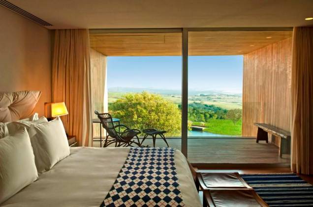 <a href="https://viajeaqui.abril.com.br/estabelecimentos/br-sp-porto-feliz-hospedagem-fasano-boa-vista" rel="Fasano Boa Vista" style="font-weight: bold;" target="_blank">Fasano Boa Vista</a> – <strong><a href="https://viajeaqui.abril.com.br/cidades/br-sp-porto-feliz" rel="Porto Feliz" target="_blank">Porto Feliz</a> <a href="https://viajeaqui.abril.com.br/estados/br-sao-paulo" rel="(SP)" target="_blank">(SP)</a></strong><br /><br />Une a grife Fasano – sinônimo de alta gastronomia e requinte – ao verde de uma fazenda de 12 milhões de m², a 100 quilômetros de São Paulo. Todo esse espaço pode ser muito bem aproveitado em uma partida de golfe, no campo de 18 buracos, ou junto aos cavalos no centro equestre, que reúne campo de polo, pistas de equitação, cavalos e charretes. Os quartos, verdadeiros templos do relaxamento, têm entre 45m² e 150 m² e foram projetados por Isay Weinfeld com varandas que descortinam a natureza local. A alta gastronomia da grife Fasano também comparece aqui, nas refeições e no serviço de quarto 24 horas <a href="https://viajeaqui.abril.com.br/estabelecimentos/br-sp-porto-feliz-hospedagem-fasano-boa-vista" rel="Fasano Boa Vista" style="font-weight: bold;" target="_blank">Fasano Boa Vista</a> – <strong><a href="https://viajeaqui.abril.com.br/cidades/br-sp-porto-feliz" rel="Porto Feliz" target="_blank">Porto Feliz</a> <a href="https://viajeaqui.abril.com.br/estados/br-sao-paulo" rel="(SP)" target="_blank">(SP)</a></strong><br /><br />Une a grife Fasano – sinônimo de alta gastronomia e requinte – ao verde de uma fazenda de 12 milhões de m², a 100 quilômetros de São Paulo. Todo esse espaço pode ser muito bem aproveitado em uma partida de golfe, no campo de 18 buracos, ou junto aos cavalos no centro equestre, que reúne campo de polo, pistas de equitação, cavalos e charretes. Os quartos, verdadeiros templos do relaxamento, têm entre 45m² e 150 m² e foram projetados por Isay Weinfeld com varandas que descortinam a natureza local. A alta gastronomia da grife Fasano também comparece aqui, nas refeições e no serviço de quarto 24 horas