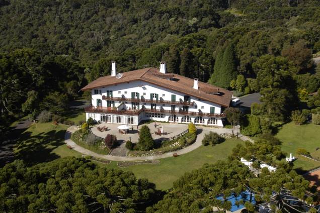 <strong>Hotel Toriba, Campos do Jordão (SP)</strong><br /> <br /> Um dos hotéis mais antigos e tradicionais de <a href="https://viajeaqui.abril.com.br/cidades/br-sp-campos-do-jordao" rel="Campos do Jordão">Campos do Jordão</a> não parece sofrer com o tempo. O <a href="https://viajeaqui.abril.com.br/estabelecimentos/br-sp-campos-do-jordao-hospedagem-toriba" rel="Hotel Toriba">Hotel Toriba</a> ainda preserva boa parte de sua estrutura, incluindo os afrescos elaborados pelo italiano Fulvio Pennacchi. Há duas opções de pacotes para o Natal: de 4 noites, por R$ 3.504 (21 a 25 de dezembro), ou de 3 noites, por R$ 2.772 ( 22 a 25 de dezembro), com pensão completa. Haverá ceia de Natal, com chegada do Papai Noel <strong>Hotel Toriba, Campos do Jordão (SP)</strong><br /> <br /> Um dos hotéis mais antigos e tradicionais de <a href="https://viajeaqui.abril.com.br/cidades/br-sp-campos-do-jordao" rel="Campos do Jordão">Campos do Jordão</a> não parece sofrer com o tempo. O <a href="https://viajeaqui.abril.com.br/estabelecimentos/br-sp-campos-do-jordao-hospedagem-toriba" rel="Hotel Toriba">Hotel Toriba</a> ainda preserva boa parte de sua estrutura, incluindo os afrescos elaborados pelo italiano Fulvio Pennacchi. Há duas opções de pacotes para o Natal: de 4 noites, por R$ 3.504 (21 a 25 de dezembro), ou de 3 noites, por R$ 2.772 ( 22 a 25 de dezembro), com pensão completa. Haverá ceia de Natal, com chegada do Papai Noel