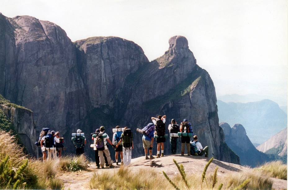 <strong><a href="https://viajeaqui.abril.com.br/estabelecimentos/br-rj-petropolis-atracao-parque-da-serra-dos-orgaos" rel="PARQUE NACIONAL DA SERRA DOS &Oacute;RG&Atilde;OS" target="_blank">PARQUE NACIONAL DA SERRA DOS &Oacute;RG&Atilde;OS</a> &ndash; Teres&oacute;polis vence!</strong><br />    <br />    Separando os dois munic&iacute;pios, a Serra dos &Oacute;rg&atilde;os tem esse nome devido &agrave; curiosa forma&ccedil;&atilde;o de suas montanhas, lembrando os tubos de um &oacute;rg&atilde;o (for&ccedil;aram um pouco a barra, mas tudo bem). Os mais destemidos podem fazer uma caminhada de tr&ecirc;s dias pelos pontos mais altos da serra. Mas n&atilde;o &eacute; preciso sofrer para apreciar a singular paisagem. Entre Itaipava e Teres&oacute;polis, a BR-495 oferece uma das mais belas vistas serranas do Brasil, com direito a alguns mirantes pelo caminho. Pena que a viagem tenha apenas 35 quil&ocirc;metros<br />    <br />    No duelo entre as cidades, Teres&oacute;polis leva vantagem. L&aacute; fica a portaria principal do parque e a trilha para a Pedra do Sino (2 262 m, ponto culminante do Parque, com vista para toda a serra e Ba&iacute;a da Guanabara) n&atilde;o requer grandes dificuldades. Na subsede de Guapimirim, o visitante pode aproveitar as piscinas naturais do Rio Soberbo. Em Petr&oacute;polis, o passeio mais recomend&aacute;vel &eacute; a caminhada at&eacute; a Cachoeira V&eacute;u da Noiva (42 m), onde &eacute; poss&iacute;vel fazer rapel (veja a foto a seguir)