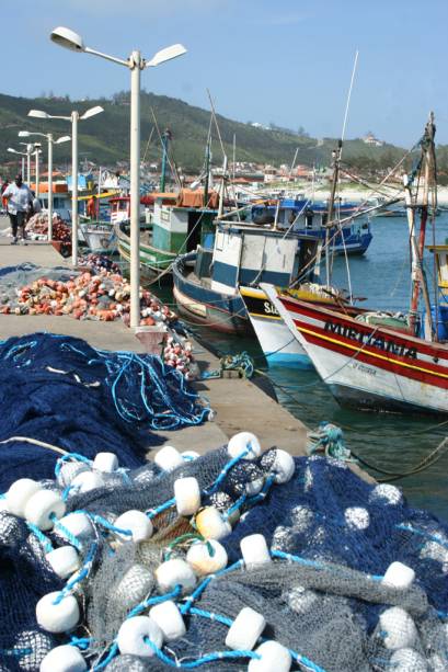 Redes e barcos de pesca ancorados na Marina dos Pescadores, na Praia dos Anjos Redes e barcos de pesca ancorados na Marina dos Pescadores, na Praia dos Anjos