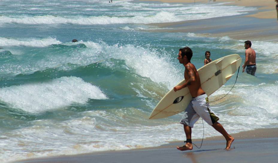 Surfista na Praia do Rosa