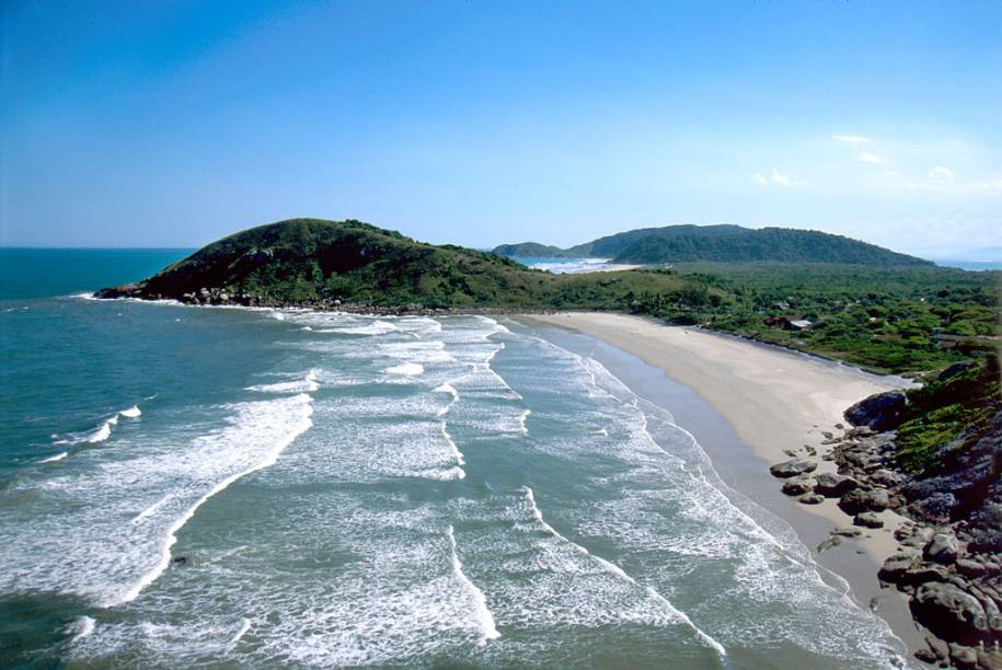 Carros não entram na Ilha, o que faz a jornada do turista, durante toda a viagem, ser sobre trilhas de areia. Durante o dia, os aventureiros podem fazer trilhas e curtir as praias mais distantes e remotas. <a href="https://www.booking.com/searchresults.pt-br.html?aid=332455&lang=pt-br&sid=eedbe6de09e709d664615ac6f1b39a5d&sb=1&src=searchresults&src_elem=sb&error_url=https%3A%2F%2Fwww.booking.com%2Fsearchresults.pt-br.html%3Faid%3D332455%3Bsid%3Deedbe6de09e709d664615ac6f1b39a5d%3Bcity%3D-643337%3Bclass_interval%3D1%3Bdest_id%3D-643720%3Bdest_type%3Dcity%3Bdtdisc%3D0%3Bfrom_sf%3D1%3Bgroup_adults%3D2%3Bgroup_children%3D0%3Binac%3D0%3Bindex_postcard%3D0%3Blabel_click%3Dundef%3Bno_rooms%3D1%3Boffset%3D0%3Bpostcard%3D0%3Braw_dest_type%3Dcity%3Broom1%3DA%252CA%3Bsb_price_type%3Dtotal%3Bsearch_selected%3D1%3Bsrc%3Dsearchresults%3Bsrc_elem%3Dsb%3Bss%3DFoz%2520do%2520Igua%25C3%25A7u%252C%2520%25E2%2580%258BParan%25C3%25A1%252C%2520%25E2%2580%258BBrasil%3Bss_all%3D0%3Bss_raw%3DFoz%2520do%2520Igua%25C3%25A7u%3Bssb%3Dempty%3Bsshis%3D0%3Bssne_untouched%3DFlorian%25C3%25B3polis%26%3B&ss=Ilha+do+Mel%2C+%E2%80%8BParan%C3%A1%2C+%E2%80%8BBrasil&ssne=Foz+do+Igua%C3%A7u&ssne_untouched=Foz+do+Igua%C3%A7u&city=-643720&checkin_monthday=&checkin_month=&checkin_year=&checkout_monthday=&checkout_month=&checkout_year=&no_rooms=1&group_adults=2&group_children=0&highlighted_hotels=&from_sf=1&ss_raw=Ilha+do+Mel+&ac_position=0&ac_langcode=xb&dest_id=174533&dest_type=city&search_pageview_id=d34973a1bfe201c4&search_selected=true&search_pageview_id=d34973a1bfe201c4&ac_suggestion_list_length=5&ac_suggestion_theme_list_length=0" target="_blank" rel="noopener"><em>Busque hospedagens na Ilha do Mel </em></a> Carros não entram na Ilha, o que faz a jornada do turista, durante toda a viagem, ser sobre trilhas de areia. Durante o dia, os aventureiros podem fazer trilhas e curtir as praias mais distantes e remotas. <a href="https://www.booking.com/searchresults.pt-br.html?aid=332455&lang=pt-br&sid=eedbe6de09e709d664615ac6f1b39a5d&sb=1&src=searchresults&src_elem=sb&error_url=https%3A%2F%2Fwww.booking.com%2Fsearchresults.pt-br.html%3Faid%3D332455%3Bsid%3Deedbe6de09e709d664615ac6f1b39a5d%3Bcity%3D-643337%3Bclass_interval%3D1%3Bdest_id%3D-643720%3Bdest_type%3Dcity%3Bdtdisc%3D0%3Bfrom_sf%3D1%3Bgroup_adults%3D2%3Bgroup_children%3D0%3Binac%3D0%3Bindex_postcard%3D0%3Blabel_click%3Dundef%3Bno_rooms%3D1%3Boffset%3D0%3Bpostcard%3D0%3Braw_dest_type%3Dcity%3Broom1%3DA%252CA%3Bsb_price_type%3Dtotal%3Bsearch_selected%3D1%3Bsrc%3Dsearchresults%3Bsrc_elem%3Dsb%3Bss%3DFoz%2520do%2520Igua%25C3%25A7u%252C%2520%25E2%2580%258BParan%25C3%25A1%252C%2520%25E2%2580%258BBrasil%3Bss_all%3D0%3Bss_raw%3DFoz%2520do%2520Igua%25C3%25A7u%3Bssb%3Dempty%3Bsshis%3D0%3Bssne_untouched%3DFlorian%25C3%25B3polis%26%3B&ss=Ilha+do+Mel%2C+%E2%80%8BParan%C3%A1%2C+%E2%80%8BBrasil&ssne=Foz+do+Igua%C3%A7u&ssne_untouched=Foz+do+Igua%C3%A7u&city=-643720&checkin_monthday=&checkin_month=&checkin_year=&checkout_monthday=&checkout_month=&checkout_year=&no_rooms=1&group_adults=2&group_children=0&highlighted_hotels=&from_sf=1&ss_raw=Ilha+do+Mel+&ac_position=0&ac_langcode=xb&dest_id=174533&dest_type=city&search_pageview_id=d34973a1bfe201c4&search_selected=true&search_pageview_id=d34973a1bfe201c4&ac_suggestion_list_length=5&ac_suggestion_theme_list_length=0" target="_blank" rel="noopener"><em>Busque hospedagens na Ilha do Mel </em></a>