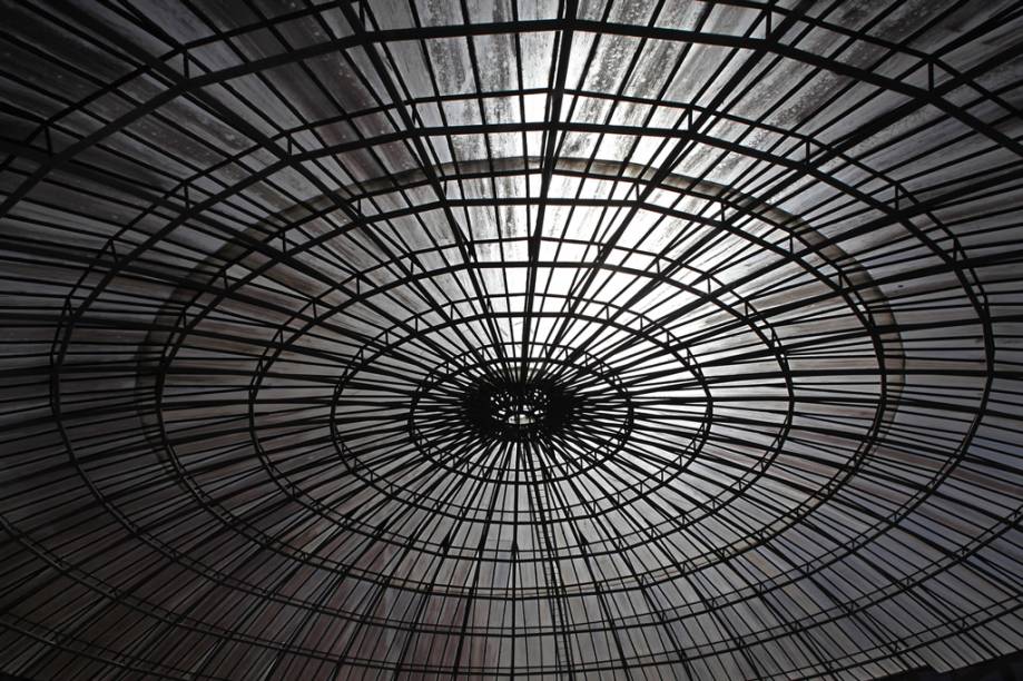 Teto do Teatro Ópera de Arame, grande estrutura de metal construída sobre um lago Teto do Teatro Ópera de Arame, grande estrutura de metal construída sobre um lago