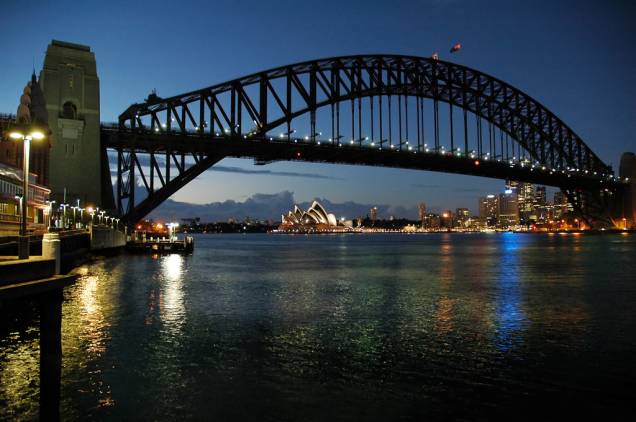 A Harbour Bridge, uma das maiores pontes de aço do mundo, e, ao fundo, o Opera House A Harbour Bridge, uma das maiores pontes de aço do mundo, e, ao fundo, o Opera House