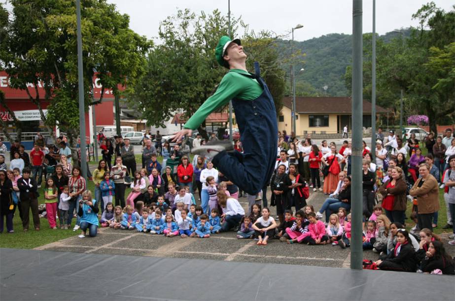 O <strong>Festival de Dança de Joinville</strong> vai além do Centreventos e conta com mais de 15 palcos distribuídos pela cidade – como praças, shoppings e até mesmo hospitais. Os grupos se apresentam gratuitamente para a população. O <strong>Palco Aberto</strong> na edição de 2012 será de 19 a 28 de julho