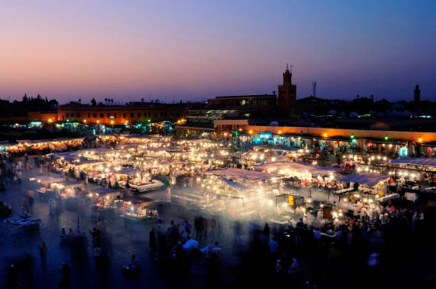 <strong>Djemaa el Fna –</strong><a href="https://viajeaqui.abril.com.br/cidades/marrocos-marrakesh" target="_blank" rel="noopener"><strong> Marrakesh</strong></a><strong> – <a href="https://beta-develop.viagemeturismo.abril.com.br/paises/marrocos-2/" target="_blank" rel="noopener">Marrocos</a></strong> É onde tudo acontece em Marrakesh! Localizada no centro velho, a praça abriga barraquinhas de comida nos cantos e por ali transitam turistas e locais. Passantes misturam-se com encantadores de serpente, músicos, acrobatas, contadores de histórias, mágicos – separe uns trocados: você se aproxima e eles pedem uma gorjeta – e também curandeiros de medicina tradicional marroquina. Desde 2000 é fechada para veículos, mas antes a balbúrdia era ainda maior com a movimentação de uma estação de ônibus lá dentro <a href="https://www.booking.com/searchresults.pt-br.html?aid=332455&sid=d98f25c4d6d5f89238aebe98e11a09ba&sb=1&src=searchresults&src_elem=sb&error_url=https%3A%2F%2Fwww.booking.com%2Fsearchresults.pt-br.html%3Faid%3D332455%3Bsid%3Dd98f25c4d6d5f89238aebe98e11a09ba%3Btmpl%3Dsearchresults%3Bac_click_type%3Db%3Bac_position%3D0%3Bcity%3D-2960561%3Bclass_interval%3D1%3Bdest_id%3D-1456928%3Bdest_type%3Dcity%3Bdtdisc%3D0%3Bfrom_sf%3D1%3Bgroup_adults%3D2%3Bgroup_children%3D0%3Biata%3DPAR%3Binac%3D0%3Bindex_postcard%3D0%3Blabel_click%3Dundef%3Bno_rooms%3D1%3Boffset%3D0%3Bpostcard%3D0%3Braw_dest_type%3Dcity%3Broom1%3DA%252CA%3Bsb_price_type%3Dtotal%3Bsearch_selected%3D1%3Bshw_aparth%3D1%3Bslp_r_match%3D0%3Bsrc%3Dsearchresults%3Bsrc_elem%3Dsb%3Bsrpvid%3D91dc7aa67a550025%3Bss%3DParis%252C%2520%25C3%258Ele-de-France%252C%2520Fran%25C3%25A7a%3Bss_all%3D0%3Bss_raw%3Dparis%3Bssb%3Dempty%3Bsshis%3D0%3Bssne%3DMoscou%3Bssne_untouched%3DMoscou%26%3B&ss=Marrakech%2C+Marrakech-Safi%2C+Morocco&is_ski_area=&ssne=Paris&ssne_untouched=Paris&city=-1456928&checkin_year=&checkin_month=&checkout_year=&checkout_month=&group_adults=2&group_children=0&no_rooms=1&from_sf=1&ss_raw=marrakesh&ac_position=0&ac_langcode=en&ac_click_type=b&dest_id=-38833&dest_type=city&iata=RAK&place_id_lat=31.62821&place_id_lon=-8.000632&search_pageview_id=91dc7aa67a550025&search_selected=true&search_pageview_id=91dc7aa67a550025&ac_suggestion_list_length=5&ac_suggestion_theme_list_length=0" target="_blank" rel="noopener"><em>Busque hospedagem em Marrakesh</em></a> <strong>Djemaa el Fna –</strong><a href="https://viajeaqui.abril.com.br/cidades/marrocos-marrakesh" target="_blank" rel="noopener"><strong> Marrakesh</strong></a><strong> – <a href="https://beta-develop.viagemeturismo.abril.com.br/paises/marrocos-2/" target="_blank" rel="noopener">Marrocos</a></strong> É onde tudo acontece em Marrakesh! Localizada no centro velho, a praça abriga barraquinhas de comida nos cantos e por ali transitam turistas e locais. Passantes misturam-se com encantadores de serpente, músicos, acrobatas, contadores de histórias, mágicos – separe uns trocados: você se aproxima e eles pedem uma gorjeta – e também curandeiros de medicina tradicional marroquina. Desde 2000 é fechada para veículos, mas antes a balbúrdia era ainda maior com a movimentação de uma estação de ônibus lá dentro <a href="https://www.booking.com/searchresults.pt-br.html?aid=332455&sid=d98f25c4d6d5f89238aebe98e11a09ba&sb=1&src=searchresults&src_elem=sb&error_url=https%3A%2F%2Fwww.booking.com%2Fsearchresults.pt-br.html%3Faid%3D332455%3Bsid%3Dd98f25c4d6d5f89238aebe98e11a09ba%3Btmpl%3Dsearchresults%3Bac_click_type%3Db%3Bac_position%3D0%3Bcity%3D-2960561%3Bclass_interval%3D1%3Bdest_id%3D-1456928%3Bdest_type%3Dcity%3Bdtdisc%3D0%3Bfrom_sf%3D1%3Bgroup_adults%3D2%3Bgroup_children%3D0%3Biata%3DPAR%3Binac%3D0%3Bindex_postcard%3D0%3Blabel_click%3Dundef%3Bno_rooms%3D1%3Boffset%3D0%3Bpostcard%3D0%3Braw_dest_type%3Dcity%3Broom1%3DA%252CA%3Bsb_price_type%3Dtotal%3Bsearch_selected%3D1%3Bshw_aparth%3D1%3Bslp_r_match%3D0%3Bsrc%3Dsearchresults%3Bsrc_elem%3Dsb%3Bsrpvid%3D91dc7aa67a550025%3Bss%3DParis%252C%2520%25C3%258Ele-de-France%252C%2520Fran%25C3%25A7a%3Bss_all%3D0%3Bss_raw%3Dparis%3Bssb%3Dempty%3Bsshis%3D0%3Bssne%3DMoscou%3Bssne_untouched%3DMoscou%26%3B&ss=Marrakech%2C+Marrakech-Safi%2C+Morocco&is_ski_area=&ssne=Paris&ssne_untouched=Paris&city=-1456928&checkin_year=&checkin_month=&checkout_year=&checkout_month=&group_adults=2&group_children=0&no_rooms=1&from_sf=1&ss_raw=marrakesh&ac_position=0&ac_langcode=en&ac_click_type=b&dest_id=-38833&dest_type=city&iata=RAK&place_id_lat=31.62821&place_id_lon=-8.000632&search_pageview_id=91dc7aa67a550025&search_selected=true&search_pageview_id=91dc7aa67a550025&ac_suggestion_list_length=5&ac_suggestion_theme_list_length=0" target="_blank" rel="noopener"><em>Busque hospedagem em Marrakesh</em></a>