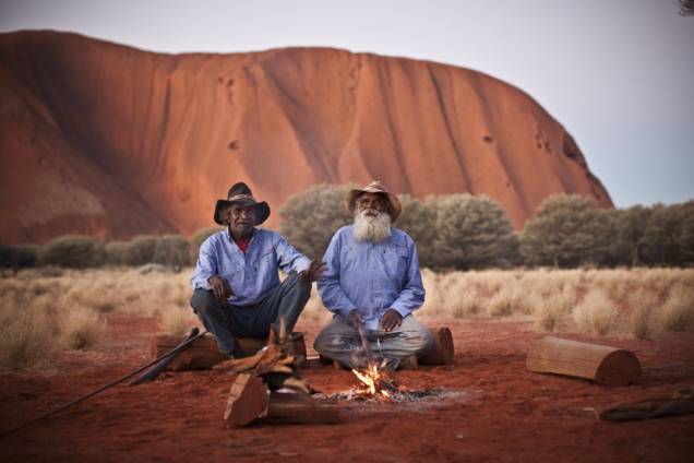 A visita ao Uluru (Ayers Rock) deve ser combinada a uma experiência cultural com os povos nativos. Sua cultura vem sendo cada vez mais valorizada pelos australianos A visita ao Uluru (Ayers Rock) deve ser combinada a uma experiência cultural com os povos nativos. Sua cultura vem sendo cada vez mais valorizada pelos australianos