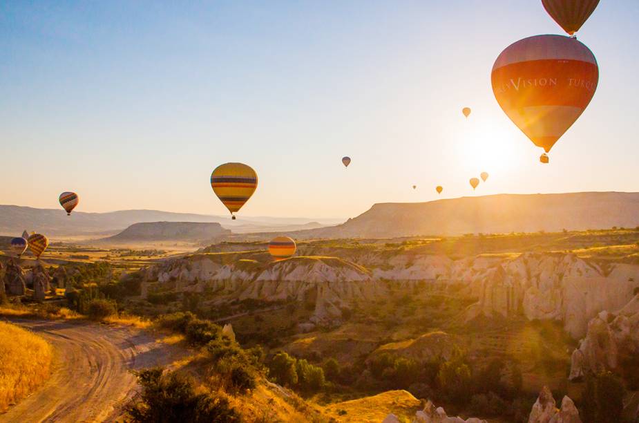 O destino é um dos mais conhecidos – se não o mais – quando o assunto é passear de balão. A região da Capadócia, entre as cidades de Kayseri e Nevsehir, tem uma paisagem montanhosa única que resulta de erupções de vulcões hoje extintos. Os balões da Capadócia são os maiores do mundo. Alguns cestos podem levar até 36 passageiros.