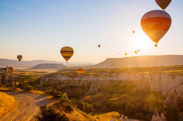 O destino é um dos mais conhecidos – se não o mais – quando o assunto é passear de balão. A região da Capadócia, entre as cidades de Kayseri e Nevsehir, tem uma paisagem montanhosa única que resulta de erupções de vulcões hoje extintos. Os balões da Capadócia são os maiores do mundo. Alguns cestos podem levar até 36 passageiros. O destino é um dos mais conhecidos – se não o mais – quando o assunto é passear de balão. A região da Capadócia, entre as cidades de Kayseri e Nevsehir, tem uma paisagem montanhosa única que resulta de erupções de vulcões hoje extintos. Os balões da Capadócia são os maiores do mundo. Alguns cestos podem levar até 36 passageiros.