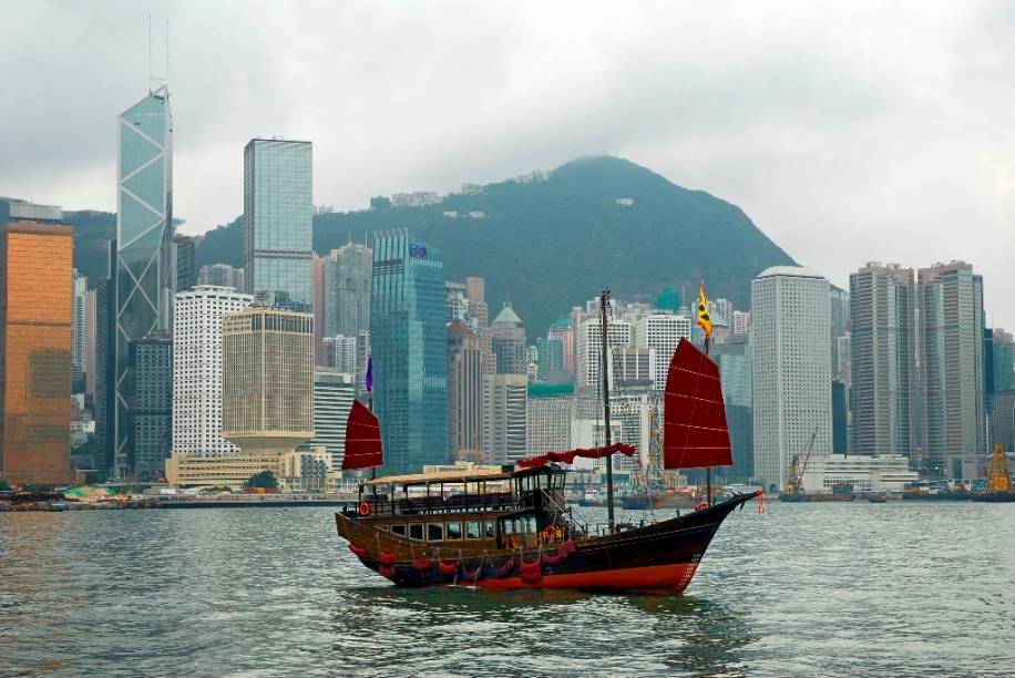 Por anos Hong Kong foi um domínio britânico, retornando à administração chinesa em 1997. Hoje a cidade ostenta um incrível vigor movido tanto por seu dinâmico porto como por instituições financeiras que aqui possuem modernos arranha-céus Por anos Hong Kong foi um domínio britânico, retornando à administração chinesa em 1997. Hoje a cidade ostenta um incrível vigor movido tanto por seu dinâmico porto como por instituições financeiras que aqui possuem modernos arranha-céus