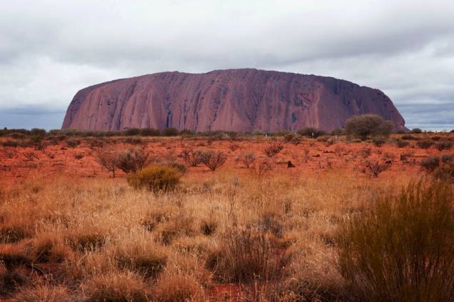 <strong>Barreira de Corais - com Ayers Rock</strong> Com dez noites, este roteiro em hotéis upscale tem cinco delas em <a href="https://viajeaqui.abril.com.br/cidades/australia-sydney" rel="Sydney," target="_blank"><strong>Sydney,</strong></a> três em <a href="https://viajeaqui.abril.com.br/cidades/australia-cairns" rel="Cairns" target="_blank"><strong>Cairns</strong></a> (com passeio pela <strong>Grande Barreira</strong> e visita a uma criação de crocodilos) e duas na região de <strong>Ayers Rock</strong>, a maior estrutura geológica do planeta composta de uma única rocha. Inclui somente os voos domésticos. <strong>QUANDO:</strong> Em junho <strong>QUEM LEVA</strong>: A <a href="https://fuiviagens.com.br" rel="Fui Viagens" target="_blank"><strong>Fui Viagens</strong></a> (11/3257-5345) <strong>QUANTO:</strong> US$ 5 592 (sem aéreo) <strong>Barreira de Corais - com Ayers Rock</strong> Com dez noites, este roteiro em hotéis upscale tem cinco delas em <a href="https://viajeaqui.abril.com.br/cidades/australia-sydney" rel="Sydney," target="_blank"><strong>Sydney,</strong></a> três em <a href="https://viajeaqui.abril.com.br/cidades/australia-cairns" rel="Cairns" target="_blank"><strong>Cairns</strong></a> (com passeio pela <strong>Grande Barreira</strong> e visita a uma criação de crocodilos) e duas na região de <strong>Ayers Rock</strong>, a maior estrutura geológica do planeta composta de uma única rocha. Inclui somente os voos domésticos. <strong>QUANDO:</strong> Em junho <strong>QUEM LEVA</strong>: A <a href="https://fuiviagens.com.br" rel="Fui Viagens" target="_blank"><strong>Fui Viagens</strong></a> (11/3257-5345) <strong>QUANTO:</strong> US$ 5 592 (sem aéreo)