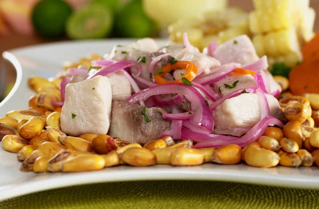 <strong>Ceviche, <a href="https://viajeaqui.abril.com.br/paises/peru" rel="Peru" target="_blank">Peru</a></strong><br /> O mais <em>cool </em>de todos os pratos sul-americanos do momento, o ceviche é uma delicada mistura de pescado cru em cubinhos marinado no limão, cebola, pimenta e uma ou outra adição regional, como folhas de coentro. Os grãos de milho que muitas vezes o acompanham não são ordinários piruás, oferecendo uma sensação crocante à maciez do peixe. <strong>Ceviche, <a href="https://viajeaqui.abril.com.br/paises/peru" rel="Peru" target="_blank">Peru</a></strong><br /> O mais <em>cool </em>de todos os pratos sul-americanos do momento, o ceviche é uma delicada mistura de pescado cru em cubinhos marinado no limão, cebola, pimenta e uma ou outra adição regional, como folhas de coentro. Os grãos de milho que muitas vezes o acompanham não são ordinários piruás, oferecendo uma sensação crocante à maciez do peixe.