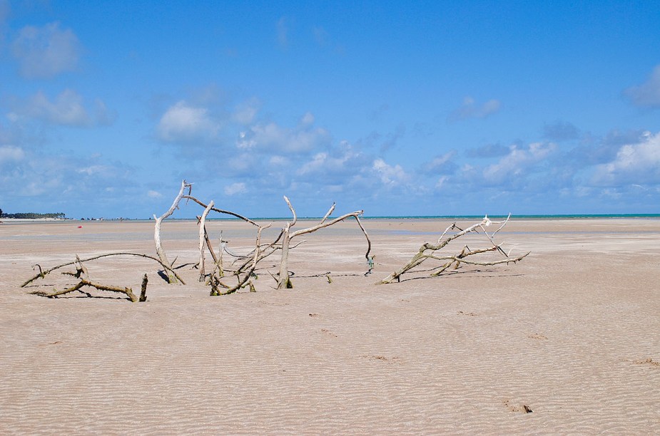Na maré baixa, a praia ganha uma extensa faixa de areia