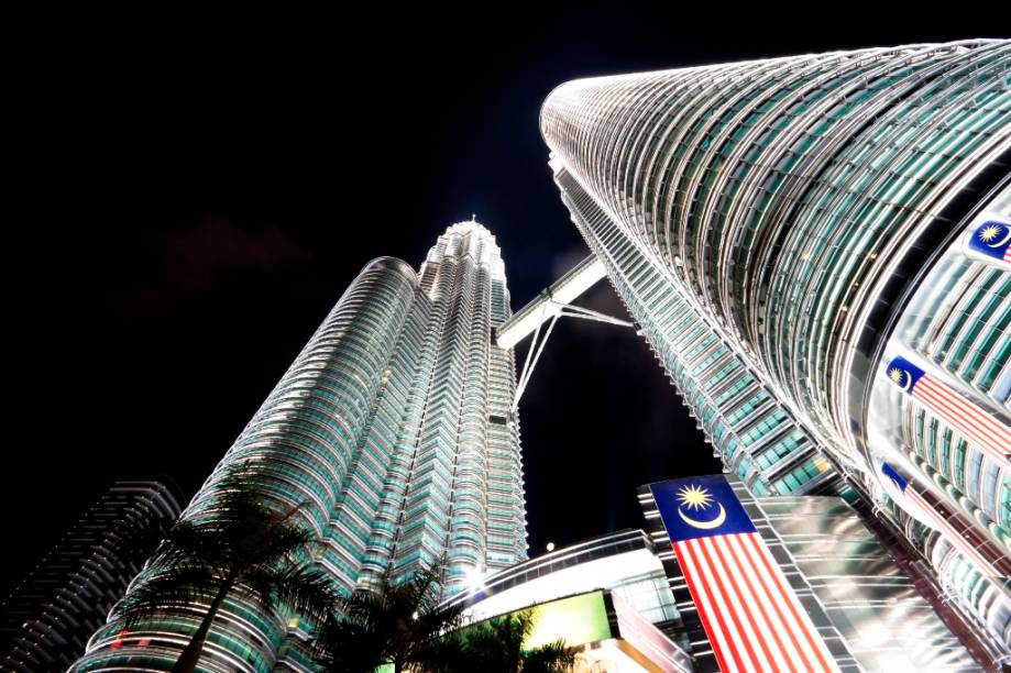 <strong>Petronas Tower, Kuala Lumpur, Malásia</strong>Com 452 metros de altura, as torres gêmeas da Malásia foram por alguns anos os maiores edifícios do mundo. A engenharia vanguardista do projeto levou em conta diversos traços da cultura islâmica, a religião predominante no país <strong>Petronas Tower, Kuala Lumpur, Malásia</strong>Com 452 metros de altura, as torres gêmeas da Malásia foram por alguns anos os maiores edifícios do mundo. A engenharia vanguardista do projeto levou em conta diversos traços da cultura islâmica, a religião predominante no país