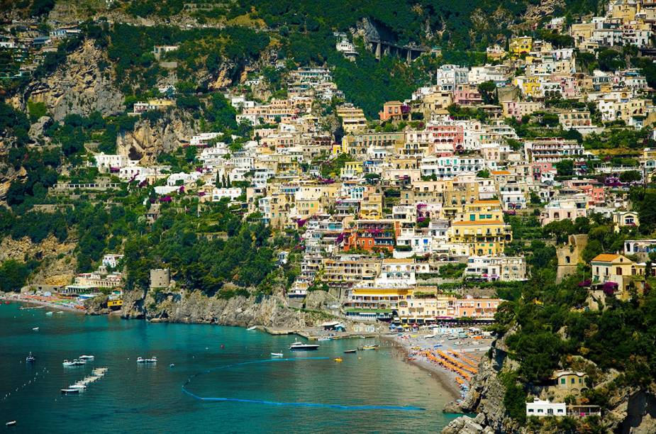 <a href="https://viajeaqui.abril.com.br/cidades/italia-positano" target="_blank" rel="noopener"><strong>Positano </strong></a> O vilarejo tem um dos cenários mais pitorescos e fotogênicos da <a href="https://viajeaqui.abril.com.br/cidades/italia-costa-amalfitana" target="_blank" rel="noopener">Costa Amalfitana</a>. Impressiona a distância que as centenas de casinhas, praticamente “empilhadas” umas sobre as outras, ficam do mar. <em><a href="https://www.booking.com/searchresults.en-gb.html?aid=332455&lang=en-gb&sid=eedbe6de09e709d664615ac6f1b39a5d&sb=1&src=searchresults&src_elem=sb&error_url=https%3A%2F%2Fwww.booking.com%2Fsearchresults.en-gb.html%3Faid%3D332455%3Bsid%3Deedbe6de09e709d664615ac6f1b39a5d%3Bcity%3D-128764%3Bclass_interval%3D1%3Bdest_id%3D-131408%3Bdest_type%3Dcity%3Bdtdisc%3D0%3Bfrom_sf%3D1%3Bgroup_adults%3D2%3Bgroup_children%3D0%3Binac%3D0%3Bindex_postcard%3D0%3Blabel_click%3Dundef%3Bno_rooms%3D1%3Boffset%3D0%3Bpostcard%3D0%3Braw_dest_type%3Dcity%3Broom1%3DA%252CA%3Bsb_price_type%3Dtotal%3Bsearch_selected%3D1%3Bsrc%3Dsearchresults%3Bsrc_elem%3Dsb%3Bss%3DTropea%252C%2520%25E2%2580%258BCalabria%252C%2520%25E2%2580%258BItaly%3Bss_all%3D0%3Bss_raw%3DTropea%3Bssb%3Dempty%3Bsshis%3D0%3Bssne_untouched%3DSan%2520Teodoro%26%3B&ss=Positano%2C+%E2%80%8BCampania%2C+%E2%80%8BItaly&ssne=Tropea&ssne_untouched=Tropea&city=-131408&checkin_monthday=&checkin_month=&checkin_year=&checkout_monthday=&checkout_month=&checkout_year=&no_rooms=1&group_adults=2&group_children=0&highlighted_hotels=&from_sf=1&ss_raw=%C2%A0Positano&ac_position=0&ac_langcode=en&dest_id=-125592&dest_type=city&place_id_lat=40.628101&place_id_lon=14.4848&search_pageview_id=4c41911ba3210099&search_selected=true&search_pageview_id=4c41911ba3210099&ac_suggestion_list_length=5&ac_suggestion_theme_list_length=0" target="_blank" rel="noopener">Busque hospedagens em Positano no Booking.com</a></em>