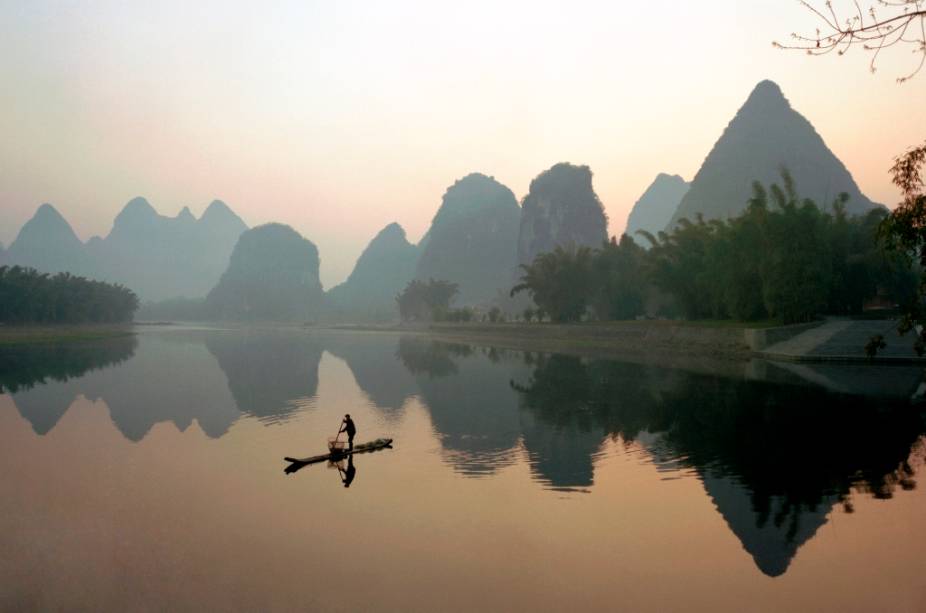 As belíssimas paisagens na região de Yangshuo, sul da China, foram, e ainda são, fontes de inspiraçãoes para gerações de artistas, pintores e poetas. As montanhas de karst sofreram uma forte erosão de rios e ventos formando suas características formas