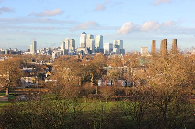 <a href="https://viajeaqui.abril.com.br/cidades/reino-unido-londres" rel="Londres – Inglaterra" target="_blank"><strong>Londres</strong></a><strong> – <a href="https://viajeaqui.abril.com.br/paises/reino-unido" rel="Inglaterra" target="_blank">Inglaterra</a></strong> Recentemente, o prefeito de Londres lançou um plano de metas para torná-la "A Melhor Cidade da Terra", considerando que a capital inglesa será o melhor lugar para trabalhar, viver, brincar, estudar, investir e negociar do planeta. O foco principal está em melhorias no setor de habitação, em busca de suprir as cerca de 49 mil novas casas que a cidade precisa anualmente para dar conta de sua população crescente. Londres também precisa melhorar sua cultura de consumo de energia, lixo e modalidades de transporte - e existem planos de tornar as águas do rio Tâmisa próprias para banho até 2023, instalando piscinas em seu leito abastecidas com água filtrada do rio. As obras já estão em andamento <a href="https://viajeaqui.abril.com.br/cidades/reino-unido-londres" rel="Londres – Inglaterra" target="_blank"><strong>Londres</strong></a><strong> – <a href="https://viajeaqui.abril.com.br/paises/reino-unido" rel="Inglaterra" target="_blank">Inglaterra</a></strong> Recentemente, o prefeito de Londres lançou um plano de metas para torná-la "A Melhor Cidade da Terra", considerando que a capital inglesa será o melhor lugar para trabalhar, viver, brincar, estudar, investir e negociar do planeta. O foco principal está em melhorias no setor de habitação, em busca de suprir as cerca de 49 mil novas casas que a cidade precisa anualmente para dar conta de sua população crescente. Londres também precisa melhorar sua cultura de consumo de energia, lixo e modalidades de transporte - e existem planos de tornar as águas do rio Tâmisa próprias para banho até 2023, instalando piscinas em seu leito abastecidas com água filtrada do rio. As obras já estão em andamento
