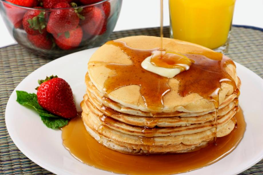 <strong>Xarope de Bordo, <a href="https://viajeaqui.abril.com.br/paises/canada" rel="Canadá" target="_blank">Canadá</a></strong><br />    Este não é bem um prato nacional, mas o <strong><em>maple syrup </em></strong>é o que há de mais representativo da gastronomia canadense. As folhas da árvore da qual a doce seiva é extraída está estampada na bandeira do país e também batiza o mais popular time de hóquei no gelo do país, os Toronto Maple Leafs. Um bom café da manhã americano não pode deixar de ter gordas <strong>panquecas</strong> besuntadas de manteiga e da doce calda  <strong>Xarope de Bordo, <a href="https://viajeaqui.abril.com.br/paises/canada" rel="Canadá" target="_blank">Canadá</a></strong><br />    Este não é bem um prato nacional, mas o <strong><em>maple syrup </em></strong>é o que há de mais representativo da gastronomia canadense. As folhas da árvore da qual a doce seiva é extraída está estampada na bandeira do país e também batiza o mais popular time de hóquei no gelo do país, os Toronto Maple Leafs. Um bom café da manhã americano não pode deixar de ter gordas <strong>panquecas</strong> besuntadas de manteiga e da doce calda