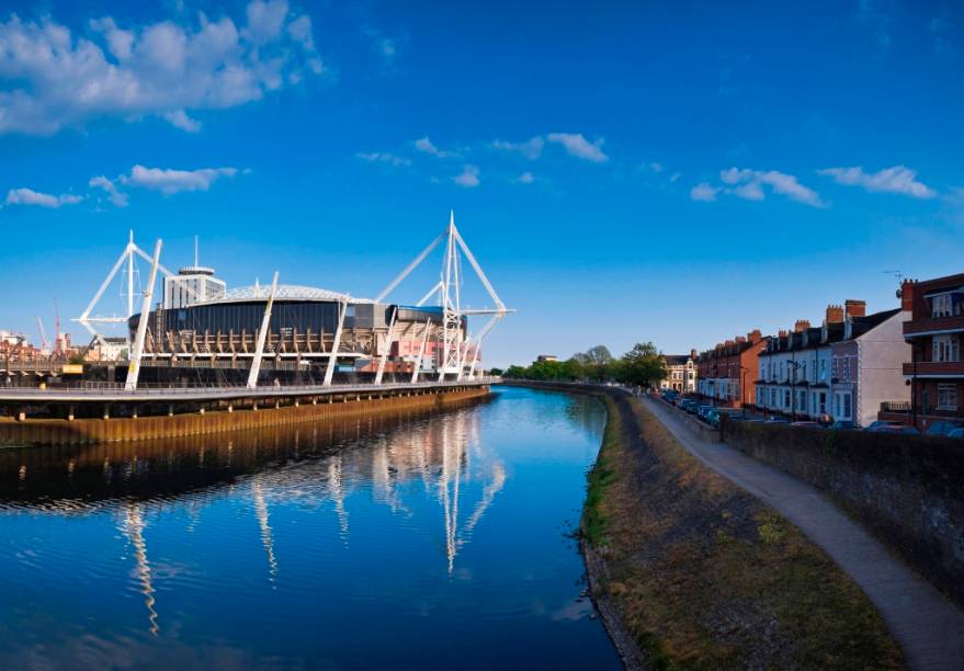 Um dos maiores estádios com teto retrátil da Europa, o Milleniium Stadium foi construído para a Copa do Mundo de Rugby, mas recebe eventos culturais e partidas da seleção nacional de futebol