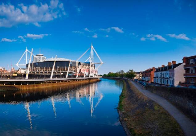 Um dos maiores estádios com teto retrátil da Europa, o Milleniium Stadium foi construído para a Copa do Mundo de Rugby, mas recebe eventos culturais e partidas da seleção nacional de futebol Um dos maiores estádios com teto retrátil da Europa, o Milleniium Stadium foi construído para a Copa do Mundo de Rugby, mas recebe eventos culturais e partidas da seleção nacional de futebol