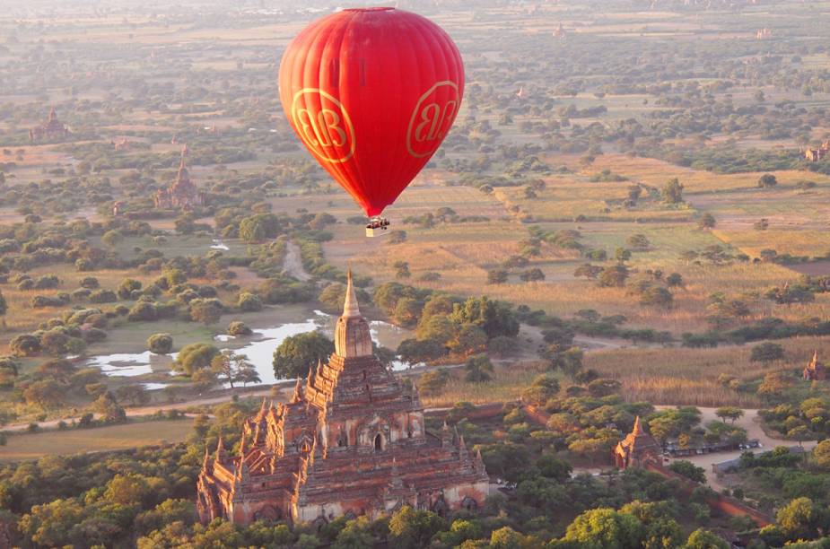 Uma das maneiras terrestres de conhecer os milhares templos budistas espalhados em <a href="https://beta-develop.viagemeturismo.abril.com.br/cidades/bagan-4/">Bagan</a>, esse platô à beira do rio Ayeyarwady, em <a href="https://beta-develop.viagemeturismo.abril.com.br/paises/mianmar/">Mianmar</a>, é em carroças. Para ter uma visão mais do que privilegiada das ruínas, vale a pena se aventurar em um passeio de balão. Você pode agendar o seu passeio através do <a href="https://www.go-myanmar.com/booking?edit[field_booking_type][und][0][field_balloon_location][und]=92#balloons" target="_blank">site oficial de turismo de Mianmar</a>.