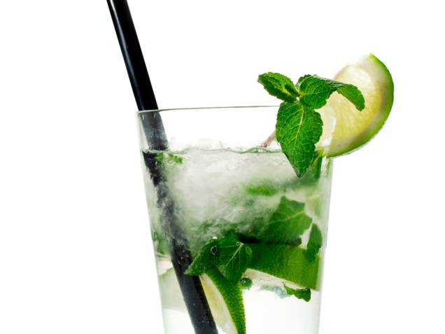 <strong>Rum </strong><strong>–</strong><strong> Caribe</strong><br /> Leia a lista de coquetéis feitos com rum e diga se eles não o remetem direto para uma praia ou piscina ensolarada: daiquiri, mojito, piña colada e cuba libre.Tal como nossa cachaça, o rum é um destilado a base de cana de açúcar. A diferença é que enquanto extraímos o álcool da fermentação da garapa, caribenhos e piratas a fazem a partir do melaço. Existem boas fábricas e marcas em praticamente todas as ilhas caribenhas onde floresceu a cultura da cana, como é o caso de <strong>Barbados</strong>, <strong><a href="https://viajeaqui.abril.com.br/paises/cuba" rel="Cuba" target="_blank">Cuba</a></strong>, <strong><a href="https://viajeaqui.abril.com.br/paises/jamaica" rel="Jamaica " target="_blank">Jamaica</a></strong> e <strong>Trinidad e Tobago</strong>. Curiosidade: o <em>grogue </em>era uma bebida servida aos marinheiros britânicos, uma mistura de água meio podre de barril e rum. Dá para imaginar o resultado...<br /> <strong>Teor alcoólico médio</strong><strong>:</strong> 40% <strong>Rum </strong><strong>–</strong><strong> Caribe</strong><br /> Leia a lista de coquetéis feitos com rum e diga se eles não o remetem direto para uma praia ou piscina ensolarada: daiquiri, mojito, piña colada e cuba libre.Tal como nossa cachaça, o rum é um destilado a base de cana de açúcar. A diferença é que enquanto extraímos o álcool da fermentação da garapa, caribenhos e piratas a fazem a partir do melaço. Existem boas fábricas e marcas em praticamente todas as ilhas caribenhas onde floresceu a cultura da cana, como é o caso de <strong>Barbados</strong>, <strong><a href="https://viajeaqui.abril.com.br/paises/cuba" rel="Cuba" target="_blank">Cuba</a></strong>, <strong><a href="https://viajeaqui.abril.com.br/paises/jamaica" rel="Jamaica " target="_blank">Jamaica</a></strong> e <strong>Trinidad e Tobago</strong>. Curiosidade: o <em>grogue </em>era uma bebida servida aos marinheiros britânicos, uma mistura de água meio podre de barril e rum. Dá para imaginar o resultado...<br /> <strong>Teor alcoólico médio</strong><strong>:</strong> 40%