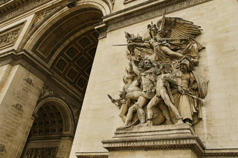 Detalhe do Arco do Triunfo, símbolo parisiense encomendado por Napoleão Bonaparte