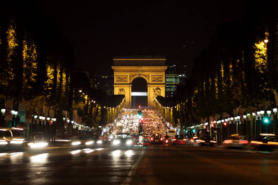 O Arco do Triunfo foi encomendado por Napoleão Bonaparte no auge da abundância imperialista de seu país no início do século 19