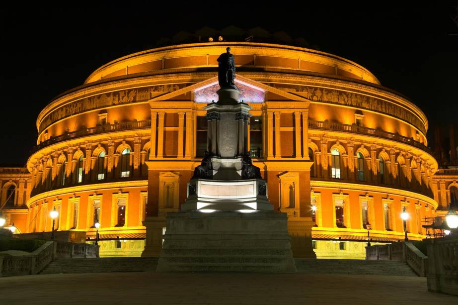 <strong><a href="https://www.royalalberthall.com/" target="_blank" rel="noopener">Royal Albert Hall</a>, <a href="https://viajeaqui.abril.com.br/cidades/reino-unido-londres" target="_blank" rel="noopener">Londres</a>, <a href="https://viajeaqui.abril.com.br/paises/reino-unido" target="_blank" rel="noopener">Reino Unido</a></strong> Inaugurada na capital britânica em 1871 pela Rainha Vitória, em memória de seu consorte Albert, essa bela e grandiosa casa de espetáculos foi projetada com o intuito de valorizar as artes e as ciências. A construção, que inclui uma linda abóbada de vidro, tornou-se um dos símbolos do entretenimento na cidade. Hoje, cerca de um milhão de pessoas passam anualmente pela casa, que foi palco de diversas personalidades importantes ao redor do globo. Apresentações emblemáticas de bandas como Led Zeppelin, The Killers, Adele e Paul McCartney fizeram história por aqui