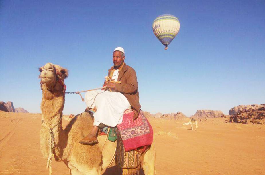 O deserto de <a href="https://beta-develop.viagemeturismo.abril.com.br/cidades/wadi-rum-2/">Wadi Rum</a>, com belas formações rochosas e nascentes, é o que se vê lá de cima. A região sobrevoada, na <a href="https://beta-develop.viagemeturismo.abril.com.br/paises/jordania/">Jordânia</a>, também é conhecida como Vale da Lua devido à topografia que mistura planícies arenosas e picos irregulares.