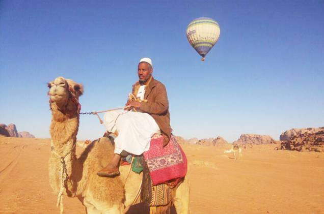 O deserto de <a href="https://beta-develop.viagemeturismo.abril.com.br/cidades/wadi-rum-2/">Wadi Rum</a>, com belas formações rochosas e nascentes, é o que se vê lá de cima. A região sobrevoada, na <a href="https://beta-develop.viagemeturismo.abril.com.br/paises/jordania/">Jordânia</a>, também é conhecida como Vale da Lua devido à topografia que mistura planícies arenosas e picos irregulares. O deserto de <a href="https://beta-develop.viagemeturismo.abril.com.br/cidades/wadi-rum-2/">Wadi Rum</a>, com belas formações rochosas e nascentes, é o que se vê lá de cima. A região sobrevoada, na <a href="https://beta-develop.viagemeturismo.abril.com.br/paises/jordania/">Jordânia</a>, também é conhecida como Vale da Lua devido à topografia que mistura planícies arenosas e picos irregulares.