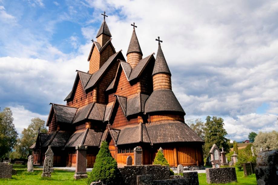 As igrejas de madeira conhecidas como stavekirke são típicas construções cristãs medievais encontradas em boa parte da Escandinávia. Esta fica em Heddal, em Telemark, e data do século 13