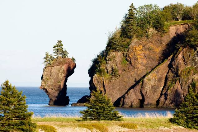 Conhecida por ter as marés mais altas do mundo, que chegam a 16,2 metros, a Baía de Fundy, no Canadá, é famosa por suas rochas esculpidas pela ação das águas e por abrigar 12 espécies de baleia Conhecida por ter as marés mais altas do mundo, que chegam a 16,2 metros, a Baía de Fundy, no Canadá, é famosa por suas rochas esculpidas pela ação das águas e por abrigar 12 espécies de baleia