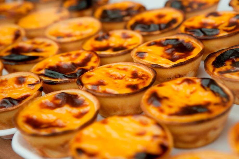 O<strong> Pastel de Belém</strong>, feito de nata com massa crocante, é simplesmente divino em noite frias de Lisboa. Acompanhado por um café com leite próximo ao Mosteiro dos Jerónimos faz a felicidade de turistas e locais