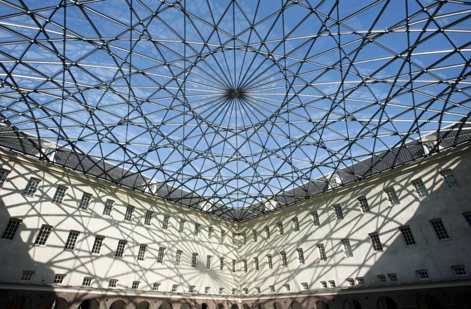 O Museu Marítimo de Amsterdã ocupa a antiga sede da marinha holandesa. Em suas salas está uma coleção que conta em detalhes a relação do homem e o mar O Museu Marítimo de Amsterdã ocupa a antiga sede da marinha holandesa. Em suas salas está uma coleção que conta em detalhes a relação do homem e o mar