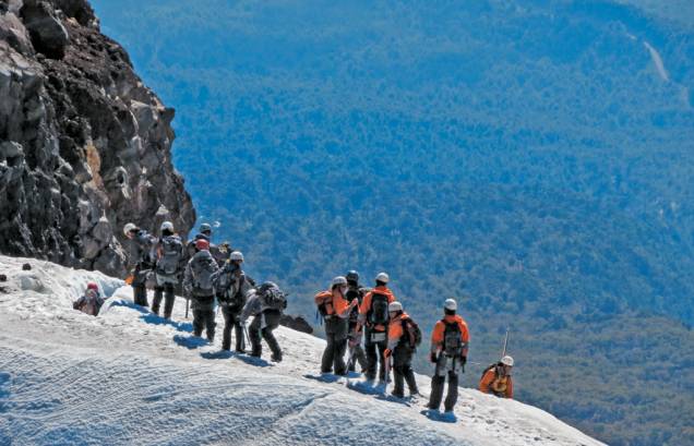 O grupo de escaladores nas neves eternas do Villarrica O grupo de escaladores nas neves eternas do Villarrica