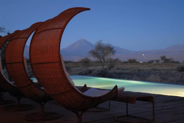 <strong>TIERRA ATACAMA</strong>Gêiseres, vulcões e lagos são algumas das atrações do espetacular <a href="https://viajeaqui.abril.com.br/cidades/chile-san-pedro-de-atacama" rel="Deserto do Atacama" target="_blank">Deserto do Atacama</a>, no <a href="https://viajeaqui.abril.com.br/paises/chile" rel="Chile" target="_blank">Chile</a>, o mais árido do planeta. Integrado à paisagem, o <a href="https://www.tierrahotels.com/tierra-atacama-hotel-boutique-amp-spa/" rel="Tierra Atacama" target="_blank">Tierra Atacama</a> (foto) é o cinco-estrelas destas quatro noites com pensão completa. Inclui passeios diários pela região.<strong>Quando:</strong> em 20 de abril<strong>Quem leva:</strong> <a href="https://teresaperez.com.br/" rel="Teresa Perez" target="_blank">Teresa Perez</a><strong>Quanto:</strong> US$ 2 450 (sem aéreo) <strong>TIERRA ATACAMA</strong>Gêiseres, vulcões e lagos são algumas das atrações do espetacular <a href="https://viajeaqui.abril.com.br/cidades/chile-san-pedro-de-atacama" rel="Deserto do Atacama" target="_blank">Deserto do Atacama</a>, no <a href="https://viajeaqui.abril.com.br/paises/chile" rel="Chile" target="_blank">Chile</a>, o mais árido do planeta. Integrado à paisagem, o <a href="https://www.tierrahotels.com/tierra-atacama-hotel-boutique-amp-spa/" rel="Tierra Atacama" target="_blank">Tierra Atacama</a> (foto) é o cinco-estrelas destas quatro noites com pensão completa. Inclui passeios diários pela região.<strong>Quando:</strong> em 20 de abril<strong>Quem leva:</strong> <a href="https://teresaperez.com.br/" rel="Teresa Perez" target="_blank">Teresa Perez</a><strong>Quanto:</strong> US$ 2 450 (sem aéreo)
