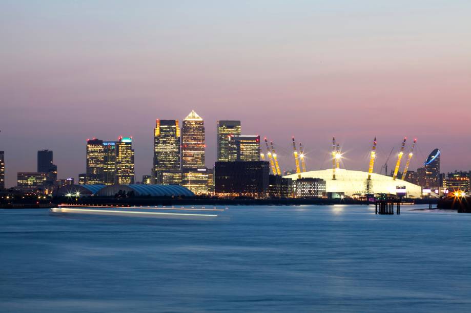 As docas do distrito financeiro de Canary Wharf e o gigantesco Millenium Dome, do arquiteto Richard Rogers, onde são realizados espetáculos musicais