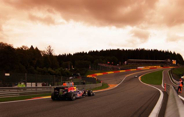 A mais longa entre as pistas da Fórmula 1, com sete quilômetros, e a favorita dos pilotos, por conta das curvas rápidas, Spa-Francorchamps, na <a href="https://viajeaqui.abril.com.br/paises/belgica" rel="Bélgica" target="_blank">Bélgica</a>, era a casa do brasileiro Ayrton Senna. Em uma época de grandes pilotos – como Alain Prost, Nigel Mansel e Nelson Piquet –, Senna venceu a prova cinco vezes. Mesmo assim, o alemão Michael Schumacher é o grande vencedor da prova, com uma vitória a mais do que Senna A mais longa entre as pistas da Fórmula 1, com sete quilômetros, e a favorita dos pilotos, por conta das curvas rápidas, Spa-Francorchamps, na <a href="https://viajeaqui.abril.com.br/paises/belgica" rel="Bélgica" target="_blank">Bélgica</a>, era a casa do brasileiro Ayrton Senna. Em uma época de grandes pilotos – como Alain Prost, Nigel Mansel e Nelson Piquet –, Senna venceu a prova cinco vezes. Mesmo assim, o alemão Michael Schumacher é o grande vencedor da prova, com uma vitória a mais do que Senna