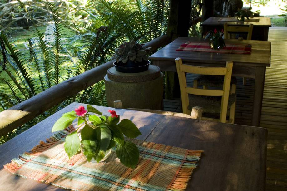 Varanda do café da manhã em quarto da pousada Regina Guest House, antigo engenho de farinha de mandioca restaurado