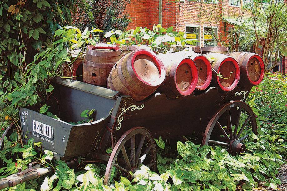 <a href="https://viajeaqui.abril.com.br/cidades/br-sc-blumenau" rel="4. Blumenau (SC)" target="_self"><strong>4. Blumenau (SC)</strong></a> A colonização desse povo também se faz presente da arquitetura e nas boas cervejarias espalhadas por diversos bairros; dentre as atrações relacionadas à bebida, está o <a href="https://viajeaqui.abril.com.br/estabelecimentos/br-sc-blumenau-atracao-museu-da-cerveja-001" rel="Museu da Cerveja" target="_blank"><strong>Museu da Cerveja</strong></a> (foto) <a href="https://viajeaqui.abril.com.br/cidades/br-sc-blumenau" rel="4. Blumenau (SC)" target="_self"><strong>4. Blumenau (SC)</strong></a> A colonização desse povo também se faz presente da arquitetura e nas boas cervejarias espalhadas por diversos bairros; dentre as atrações relacionadas à bebida, está o <a href="https://viajeaqui.abril.com.br/estabelecimentos/br-sc-blumenau-atracao-museu-da-cerveja-001" rel="Museu da Cerveja" target="_blank"><strong>Museu da Cerveja</strong></a> (foto)